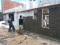 Proyección de mortero de cemento sobre paneles de espumaplast